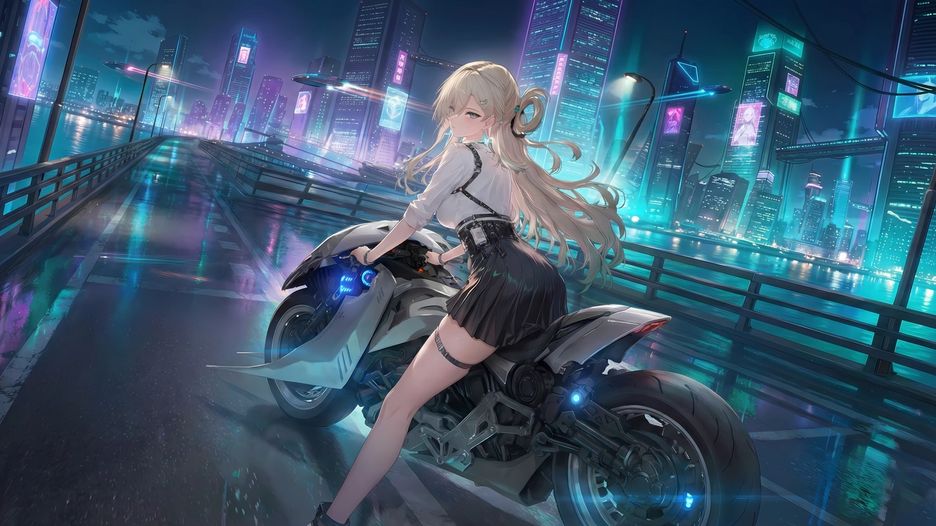 lynae-on-the-motorcycle